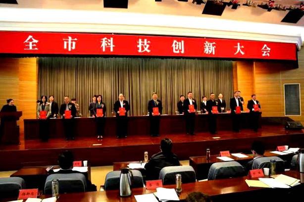 连云港召开科技创新大会 九游会药业荣获“科技创新领军单位及领军人物”两项大奖